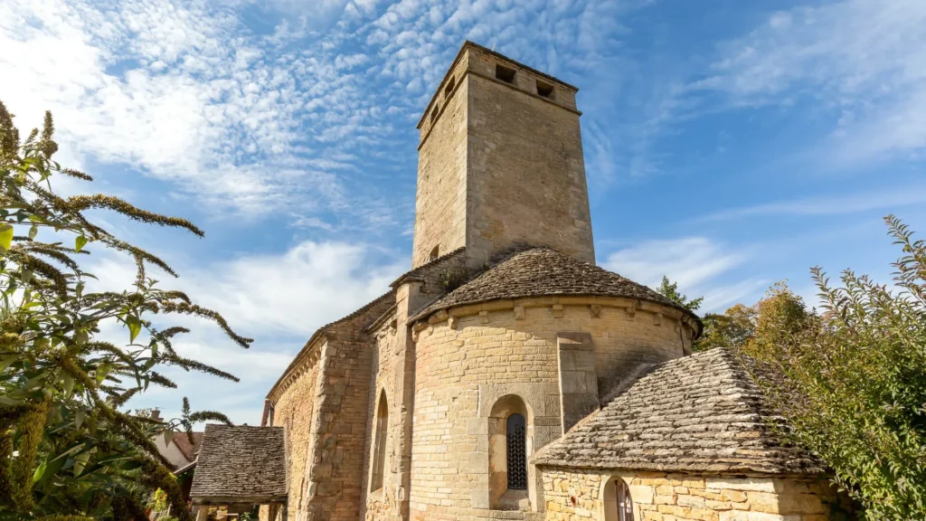 Église romane du XIIe siècle avec son clocher fortifié, classée monument historique