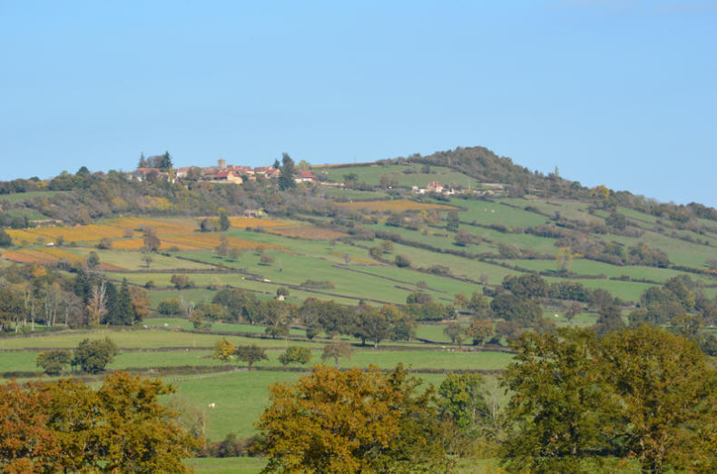 Vue panoramique sur les collines et le village de Saint-Clément-sur-Guye