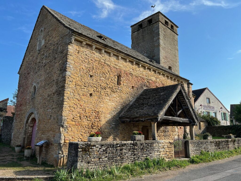 Porche d'entrée de l'église romane classée monument historique de Saint-Clément-sur-Guye